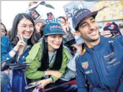  ??  ?? DIVERTIDO. Daniel Ricciardo posa en China junto a unas fans.