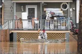  ?? LIZ DUFOUR / THE CINCINNATI ENQUIRER ?? A man paddles a boat in Cincinnati’s East End along the Ohio River on Saturday. Forecaster­s say the Ohio River could reach levels not seen since the region’s deadly 1997 floods.