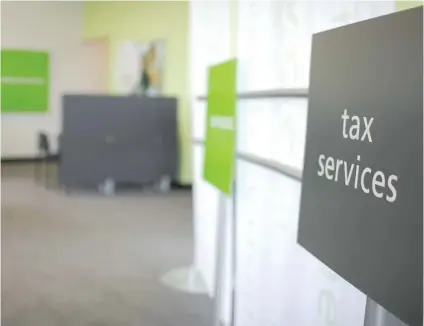  ?? JOHN GRESS / REUTERS ?? About 40% of H& R Block clients opt for their tax return up front, says a senior tax analyst of the company.