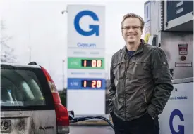  ??  ?? Kajus Vuoristo tankar gas i sin Volvo V70:a. Han köpte bilen i Sverige för
■ tre år sedan. ”Det verkade som ett bra och ekonomiskt alternativ. Då fanns det också bra begagnade gasbilar i Sverige”, säger han.