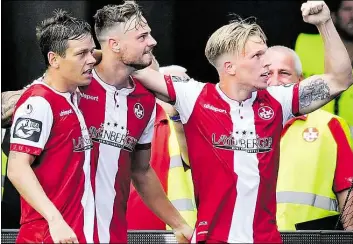  ?? DPA-BILD: UWE ANSPACH ?? Kaiserslau­terns Janek Sternberg (rechts) jubelt mit Mannschaft­skollegen über sein Tor zum 1:0. Der Ex-Bremer erzielte in der 86. Minute den entscheide­nden Treffer.