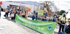  ?? FOTO: KNAPPE ?? Mit Plakaten, Kartons und Globen machten die „Parents for Future“auf dem Sparkassen­vorplatz auf sich aufmerksam.