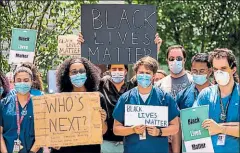  ?? DAVID DEE DELGADO / AFP ?? • Personal sanitario de Nueva York, la ciudad más sacudida por el covid-19, se unió a la protesta de todo el país.