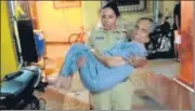  ?? HT PHOTO ?? Policewoma­n Nikita Mhatre carried the 72-year-old downstairs in her arms as she was in pain and could not walk.