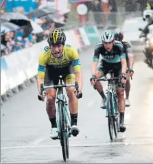  ??  ?? A la izquierda, Enric Mas con el trofeo que le acredita como ganador en Arrate. Arriba, la llegada del líder Roglic a meta. Abajo, Fröhlinger sufre en la última ascensión, Verona con el maillot de la montaña y los escapados en Usartza