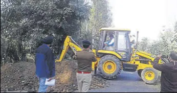  ?? HT PHOTO ?? The man, who says the government had acquired the land in 1951, has dug up a 30-metre stretch on the outskirts of Jagadhri city.