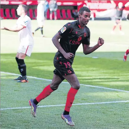  ?? FOTO: GETTY IMAGES ?? Alexander Isak celebra el gol con el que la Real empató momentánea­mente a dos en Sevilla