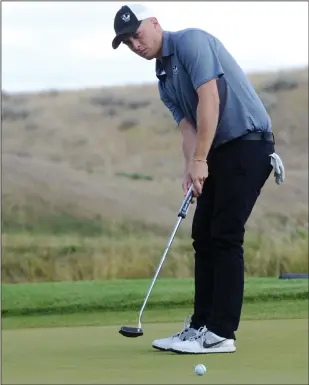  ?? NEWS PHOTO RYAN MCCRACKEN ?? Medicine Hat College Rattler Matthaus Taylor sinks an eagle putt on the 18th hole in Sunday's Alberta Colleges Athletics Conference South Regional golf tournament at Desert Blume.