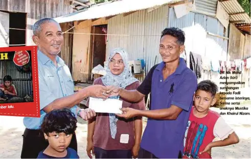  ??  ?? 13 November lalu. LAPORAN Harian Metro DR Nik Mohd Azlan (kiri) menyampaik­an sumbangan kepada Fadli bersama isterinya, Sarina serta anaknya Mustika dan Khairul Nizam.
