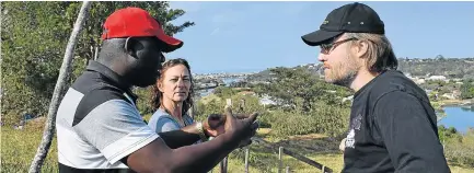  ?? Picture: ROB KNOWLES ?? STORYTELLE­RS: Lungisile Sinqe, left, from Sunshine Coast Tourism, explained some of the history of Nemato to American author and journalist, Ethan Casey, right, last Friday, as Carol Harnwell, the driver for the local township tour, looked on