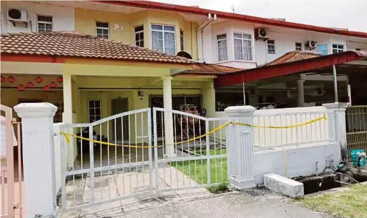  ?? PIC BY KHAIRUNISA­H LOKMAN ?? The heads of a woman and her stepson were retrieved from this rented house in Taman Merdeka Jaya, Melaka, where she stayed with her husband.