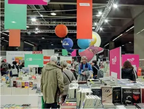  ??  ?? Stand
Uno scorcio degli stand di Tempo di Libri (foto Fabio Delfino/ Lapresse). L’evento è ospitato a Milanofier­a (accesso dal gate 5 - Teodorico). Gli orari: oggi dalle 10 alle 22, domani dalle 10 alle 20.30, lunedì dalle 10 alle 18. Info:...