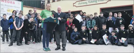  ?? (Pic: Katie Glavin) ?? John Murphy, Fermoy Rowing Club, presenting a club jersey to Olympian, Aifric Keogh as she taught pupils of Bishop Murphy Memorial School some rowing tips and tricks at the local club this week.