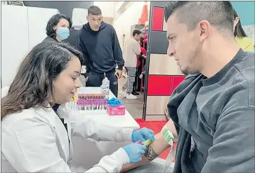  ?? Foto Deportivo Cuenca ?? Los defensas Andrés López (D) y Rodrigo Díaz (C) formaron parte ayer de los chequeos médicos que realizó el Deportivo Cuenca al primer plantel. Hoy empiezan las evaluacion­es físicas en el Complejo de Victoria del Portete.