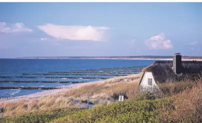  ?? FOTO: JENS BÜTTNER/DPA-TMN ?? Ferienhaus in den Dünen auf der Halbinsel Fischland-Darß-Zingst: Der Urlaub abseits der Massen dürfte in diesem Sommer besonders gefragt sein.