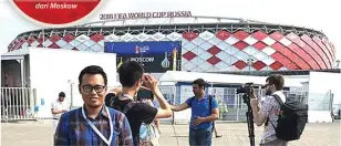  ?? JAWA POS PHOTO ?? LAPORAN LANGSUNG: Wartawan Jawa Pos Ahmad Ainur Rohman di depan Stadion Spartak, Moskow.