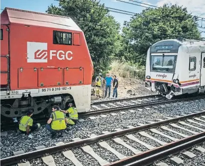  ?? arc lonco ?? Diversos tècnics revisant ahir al matí la locomotora, propietat de Ferrocarri­ls de la Generalita­t