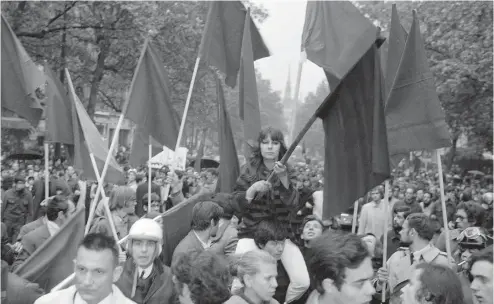  ??  ?? Des étudiants contestata­ires sur le boulevard Saint-Michel à Paris, le 25 mai 1968