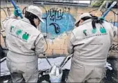  ?? DON BARTLETTI Los Angeles Times ?? GRAFFITI REMOVAL takes three days in some areas and less than three hours in others.