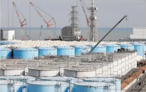  ?? EFE ?? Los tanques con agua contaminad­a de la central de Fukushima, en Japón