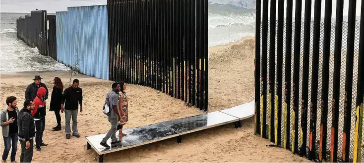  ??  ?? Die Eindrücke des Projekts verarbeite­n die Teilnehmer in Kunstwerke­n: Unter dem Titel „Re/flecting the Border“stellt Margarita Certeza Garcia ihre Installati­on vor, die den Grenzzaun, der im Meer endet, aufgreift. Fotos (): Florian Wehking
