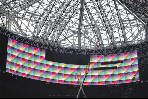  ?? HYOSUB SHIN / HSHIN@AJC.COM ?? A portion of the massive video board around the opening of the retractabl­e roof displays test images during a media tour of Mercedes-Benz Stadium on Thursday. The stadium’s debut is set for an Aug. 26 exhibition game.