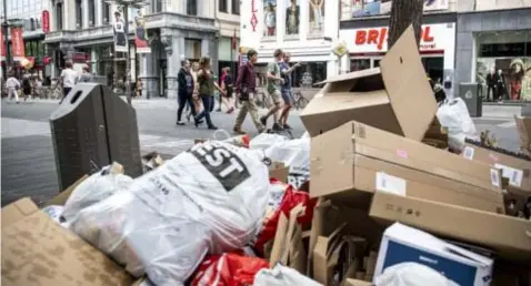  ?? FOTO KIONI PAPADOPOUL­OS ?? De Meir lag op Moederdag in 2018 bezaaid met afvalzakke­n, dat zou door de nieuwe regeling niet meer het geval mogen zijn.
