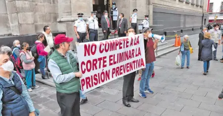  ?? ROBERTO HERNÁNDEZ ?? Un grupo de manifestan­tes protestan para que la Corte no elimine la prisión preventiva oficiosa