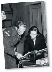  ??  ?? Higgins y Cowles Marguerite Higgins junto al capitán Howard J. Connolly en el conflicto de Corea. Abajo, la reportera Virginia Cowles