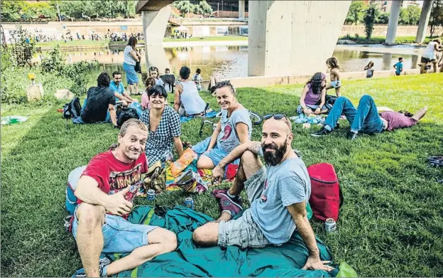  ?? LLIBERT TEIXIDÓ ?? “Que la festa arribi a tots els racons”. L’Òscar, el Pablo, la Pamela i la Jaqueline gaudeixen de l’aperitiu mentre els seus fills juguen a l’aigua