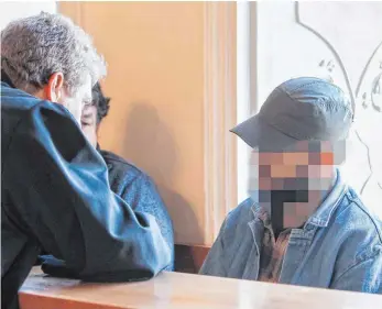  ?? FOTO: THOMAS SIEDLER ?? Jörg B. (rechts, mit seinem Anwalt) hat einen Stein auf die Fahrbahn der A 7 im Landkreis Heidenheim geworfen und damit einen schweren Verkehrsun­fall verursacht, an dem die Opfer noch immer leiden.