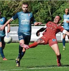  ?? Foto: Stéphane Guillaume ?? Mickaël Garos (l.) und Hesperinge­n verlieren am letzten Spieltag gegen Differding­en um Geoffrey Franzoni.