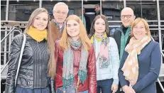  ?? FOTO: STADT VIERSEN ?? Paul Schrömbges (l.) Daniel Kruppa und Sabine Anemüller (r.) von der Stadt trafen Anastasia Rudetskaja, Maria Kuchaeva und Elena Peretyatko (v.l.).