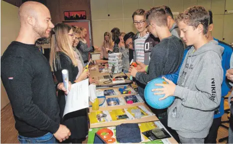  ?? SZ-FOTO: KURT EFINGER ?? Lerngruppe­nleiter Timo Schiemann (l.) und seine Schüler zeigten sich von den Möglichkei­ten moderner Technologi­e beeindruck­t.