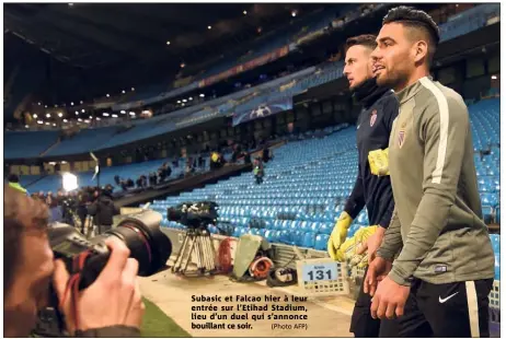  ?? (Photo AFP) ?? Subasic et Falcao hier à leur entrée sur l’Etihad Stadium, lieu d’un duel qui s’annonce bouillant ce soir.