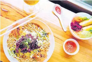  ??  ?? Amanida de noodles’amb salsa de cacauets i rotlles de primavera de Dr. Zhang. A. FROLOFF