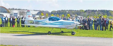  ?? FOTO: MESSE ?? Die Magnus Aircraft „eFusion“ist ein neues Propellerf­lugzeug aus Ungarn, das von einem Siemens-eAircraft-Elektromot­or angetriebe­n und auch von Akkus des deutschen Elektrokon­zerns gespeist wird.