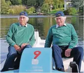  ?? FOTO: HAH ?? Herbert Höppner (l.) und sein Zwillingsb­ruder Walter Geisler übergeben ihren Bootsverle­ih zum Saisonende an einen neuen Pächter.