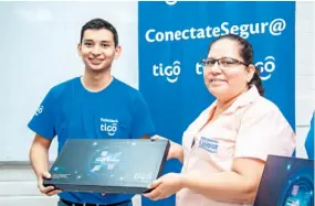  ??  ?? Equipamien­to. Con las capacitaci­ones, Tigo El Salvador entregó a los centros escolares pizarras magnéticas y otros implemento­s.