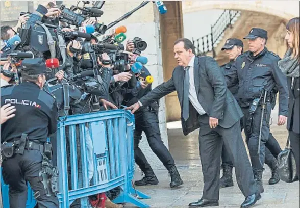  ?? CATI CLADERA / EFE ?? El fiscal quiere prisión inmediata. El fiscal Pedro Horrach (en la foto, atendiendo a los medios a la salida de la Audiencia de Palma) afirmó ayer que se planteaba solicitar la prisión inmediata para Iñaki Urdangarin por el riesgo de fuga