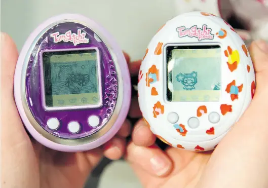  ?? Dpa-BILD: Karmann ?? Tamagotchi­s waren in den 90er Jahren der Elektro-Hype schlechthi­n. Das aus Japan stammende Spielzeug war ein digitales Haustier, um das sich regelmäßig gekümmert werden musste.