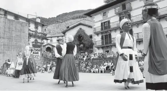  ??  ?? Lizarra y Garazi, los gigantes de Leitza, junto a figuras de todos los tamaños bailan después del cohete de las fiestas del pasado año.