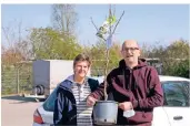  ?? RP-FOTO: R. VASTMANS ?? Die Eheleute Manuela und Dieter Wiegand freuen sich über den Apfelbaum der Sorte „Weißer Klar“.