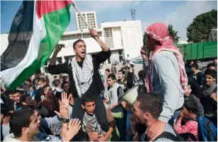  ??  ?? De jeunes Palestinie­ns manifesten­t à Bethléem,le 20 novembre 2012.