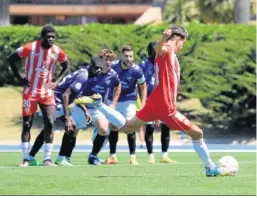  ?? RAFA GONZÁLEZ ?? Carlos Gilbert se dispone a ejecutar el penalti que dio la victoria.