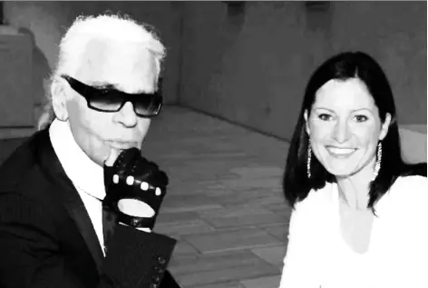  ?? SUSIE WALL ?? Canadian fashion reporter Susie Wall, right, said her “dream assignment” was interviewi­ng Karl Lagerfeld in May 2005 in New York City.