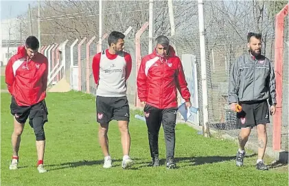  ??  ?? En pretempora­da. El técnico Gabriel Gómez conversa con 3 refuerzos: Hoyos, López y Videla.