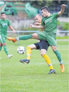  ?? FOTO: TH. WARNACK ?? Mehr Mühe als erhofft haben Armin Steinhart (li.) und die SG Hettingen/ Inneringen gegen den FC Laiz und Adrian Tokarek (re.).