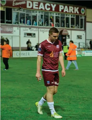  ?? PIARAS Ó MÍDHEACH/SPORTSFILE ?? A disconsola­te Padraic Cunningham makes his way off the pitch at Eamonn Deacy Park after Galway were relegated