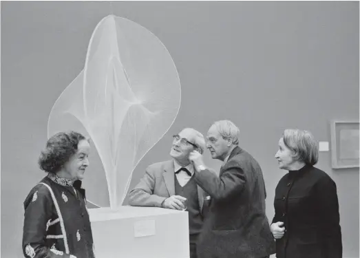  ??  ?? Barbara Hepworth, Naum Gabo, Henry Moore and Margaret Read with Gabo’s Linear Constructi­on No 2, London, 1970